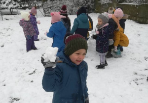 Dzieci rzucają się śnieżkami.